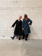 Helle er 168 cm høj og bruger størrelse S/M & Kamilla er 174 cm høj og bruger størrelse M/L