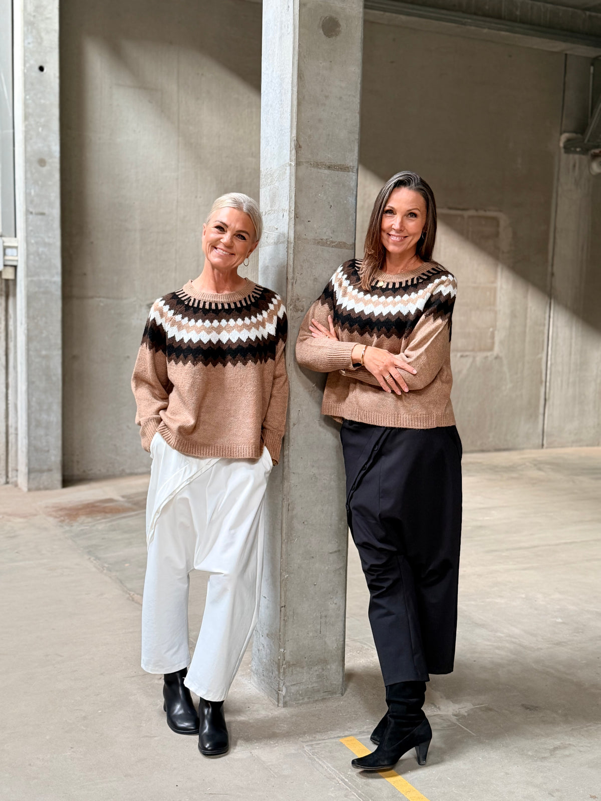 Helle er 168 cm høj og bruger størrelse S/M & Kamilla er 174 cm høj og bruger størrelse M/L