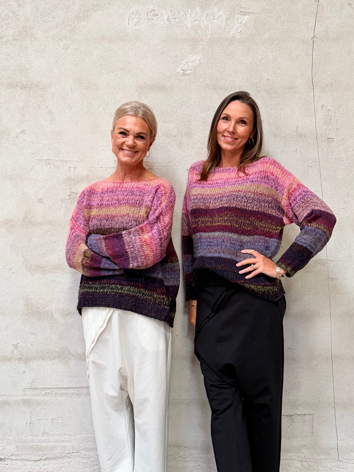 Helle er 168 cm høj og bruger størrelse S/M & Kamilla er 174 cm høj og bruger størrelse M/L
