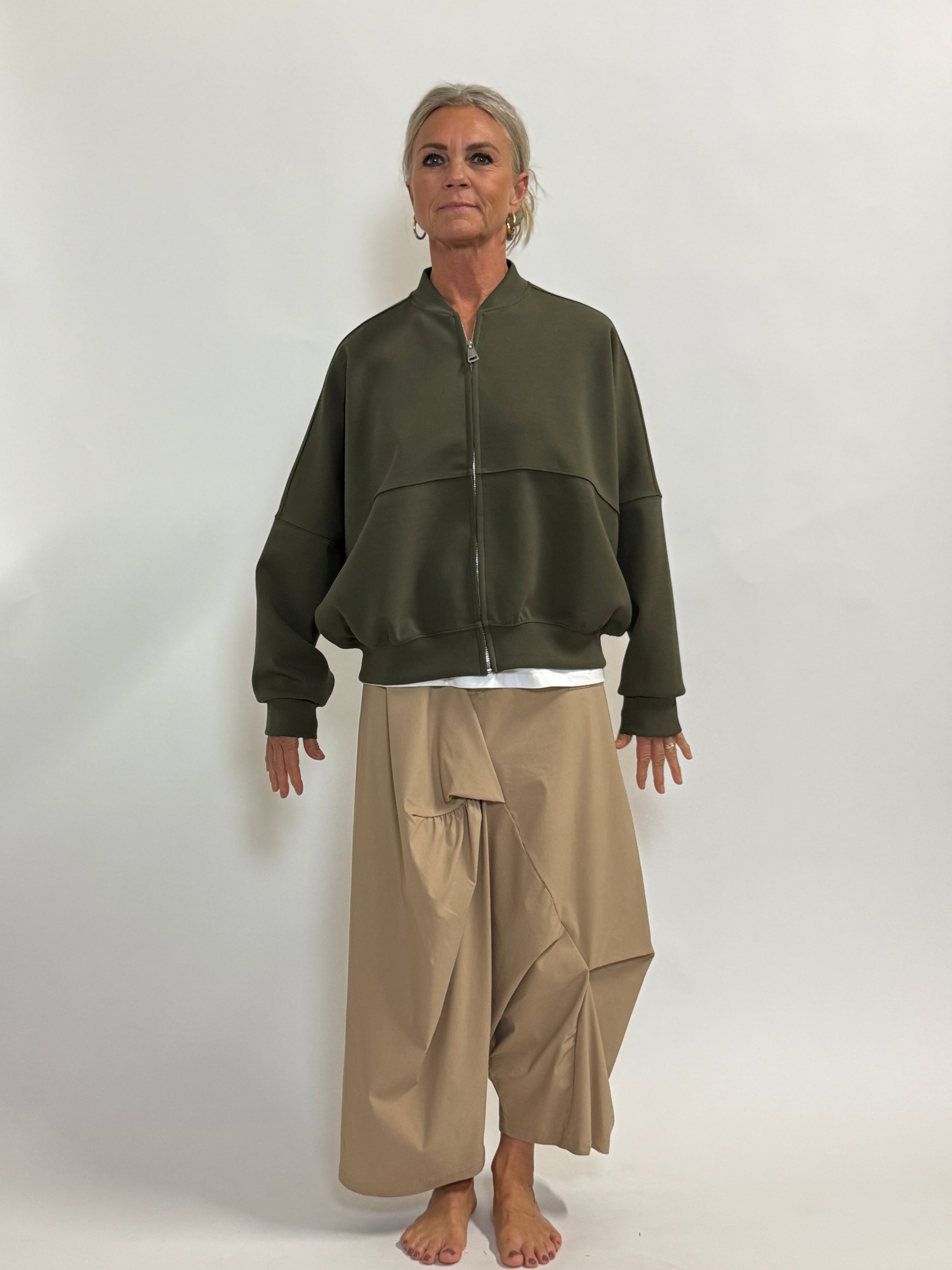 Helle er 168 cm høj og bruger størrelse S/M