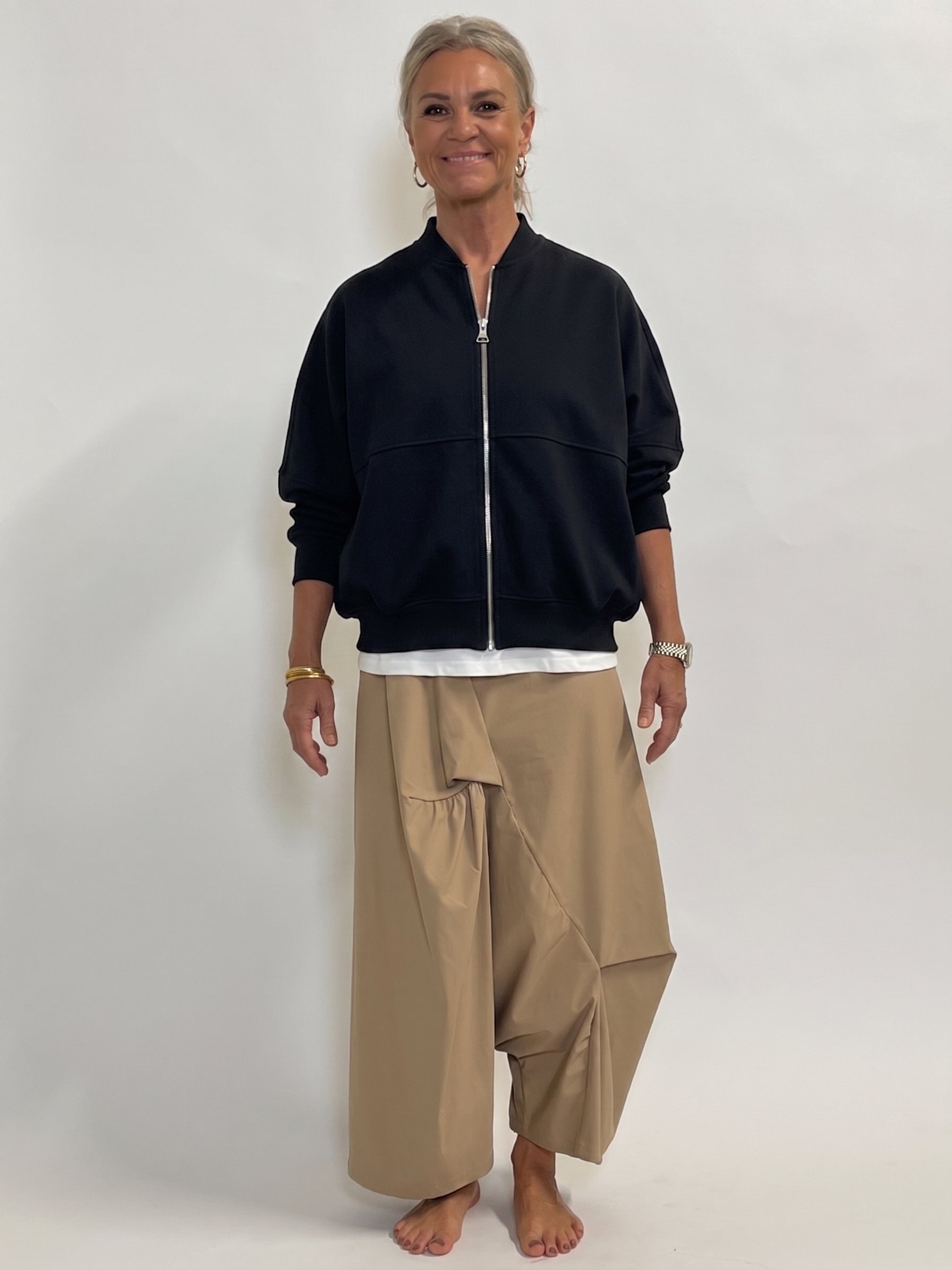 Helle er 168 cm høj og bruger størrelse S/M