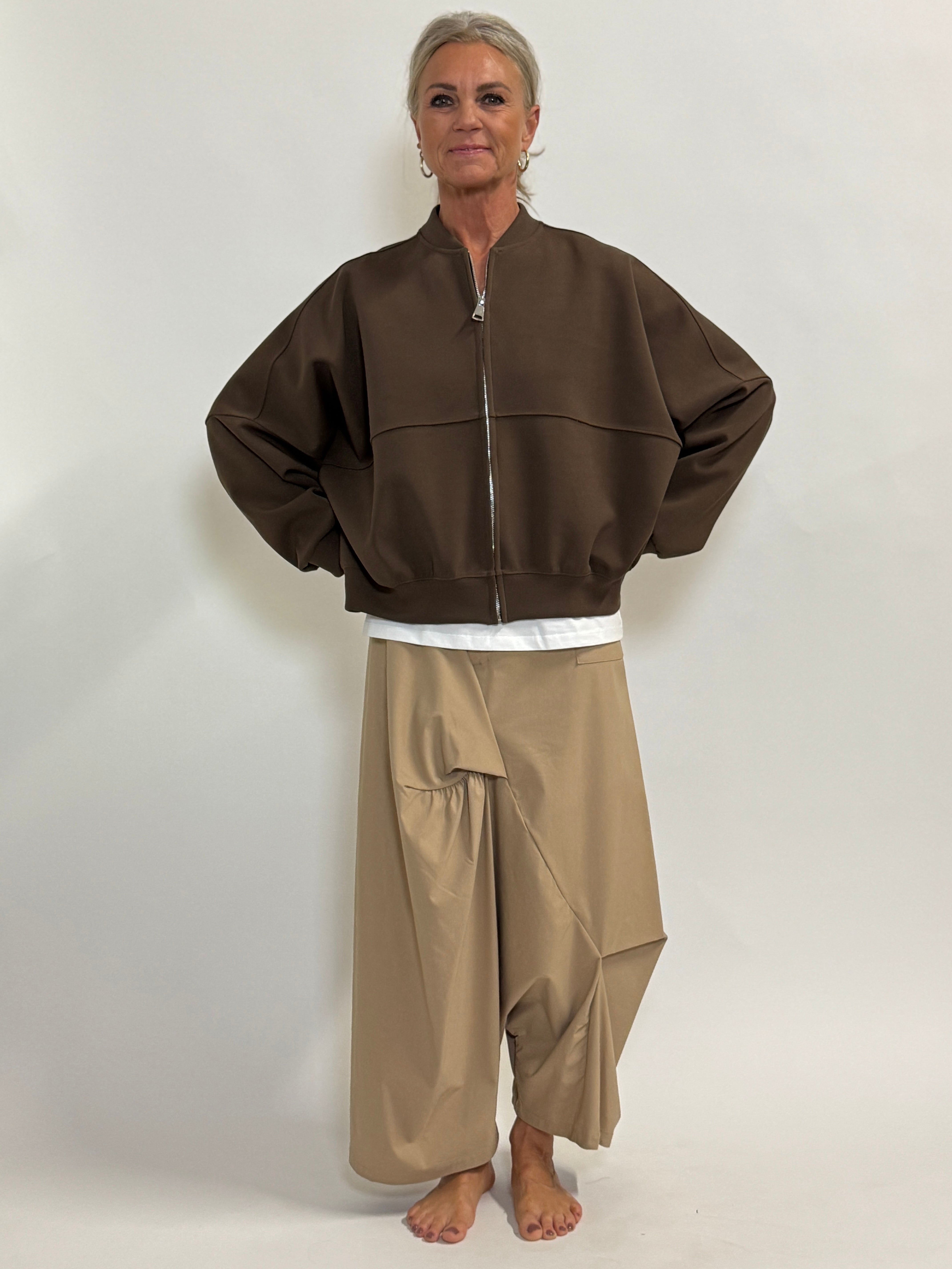 Helle er 168 cm høj og bruger størrelse S/M