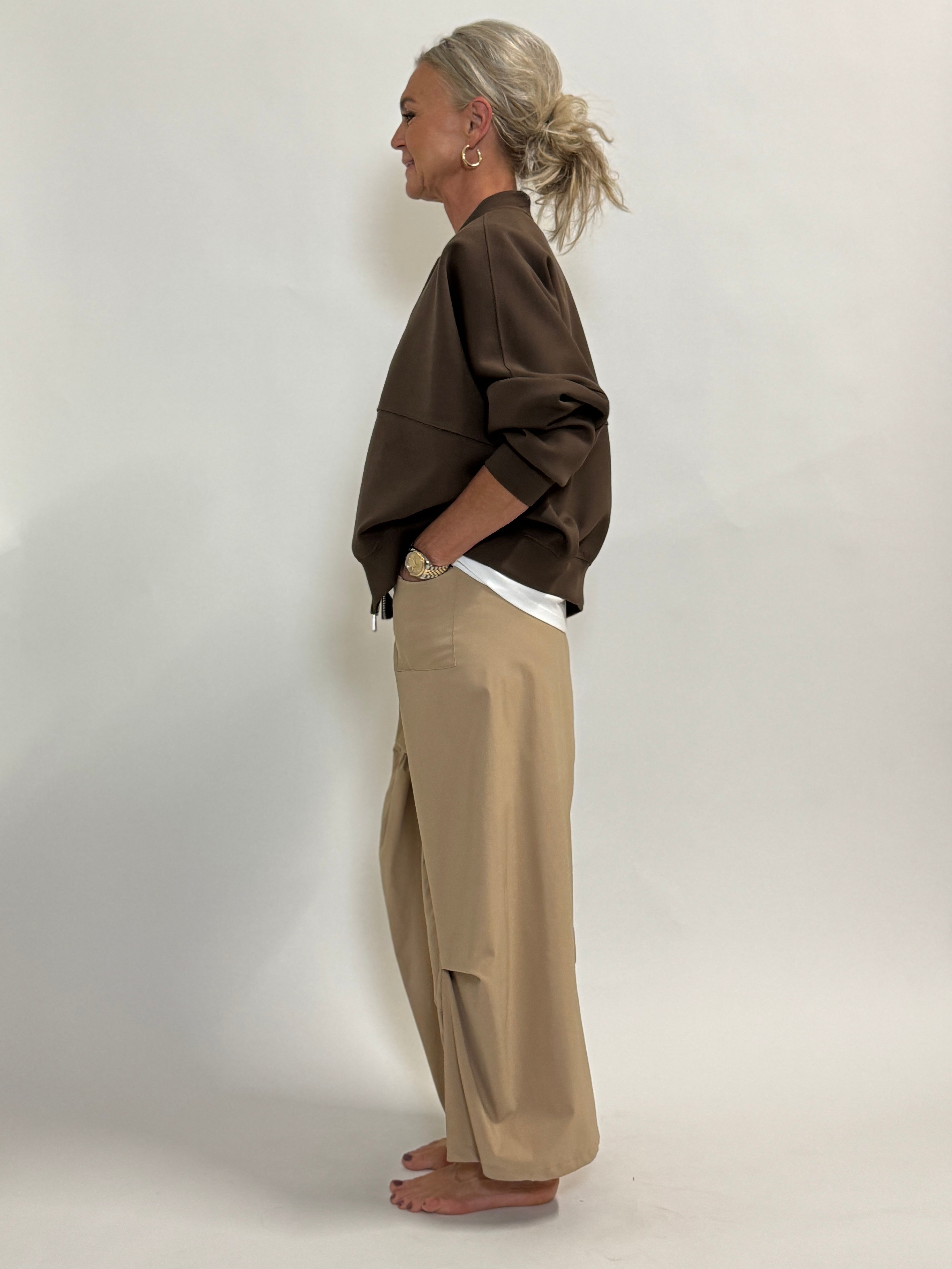 Helle er 168 cm høj og bruger størrelse S/M