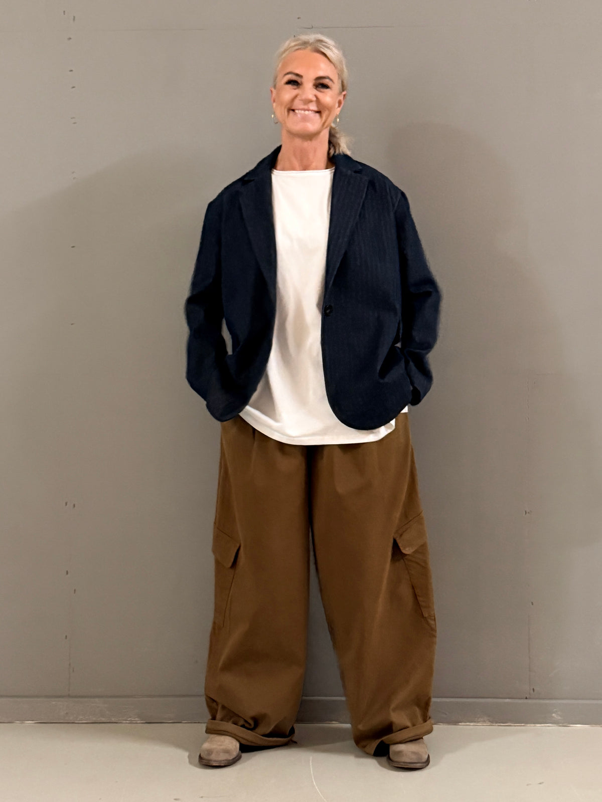 Helle er 168 cm høj og bruger størrelse S/M