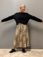 Helle er 168 cm høj og bruger størrelse S/M