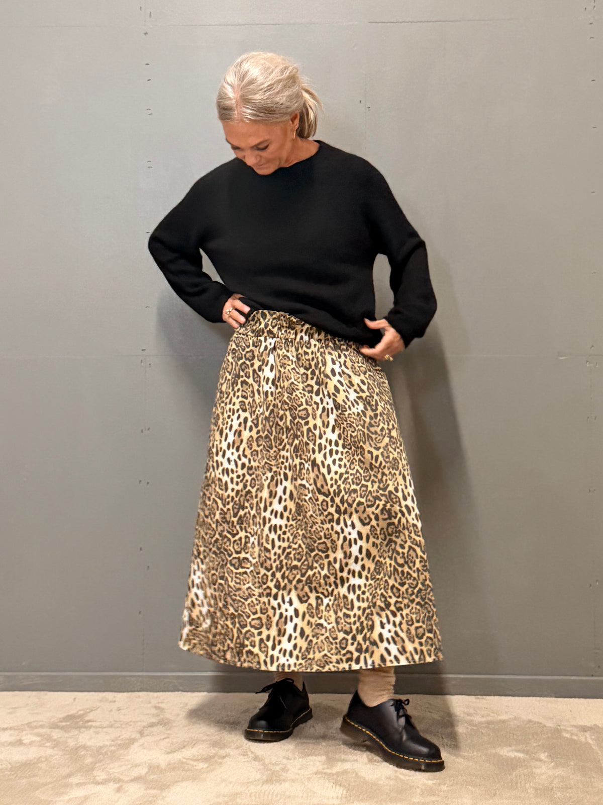 Helle er 168 cm høj og bruger størrelse S/M