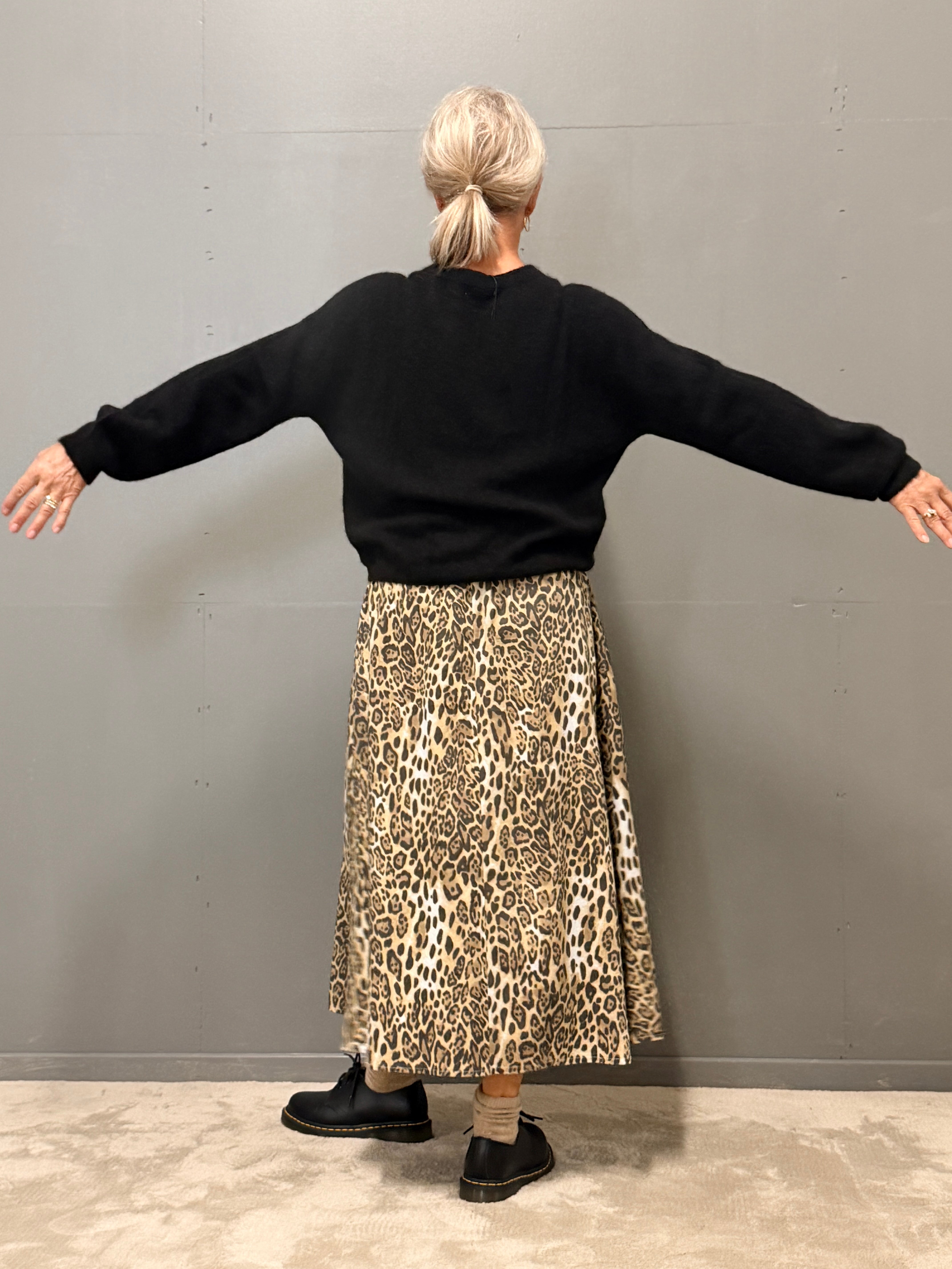 Helle er 168 cm høj og bruger størrelse S/M