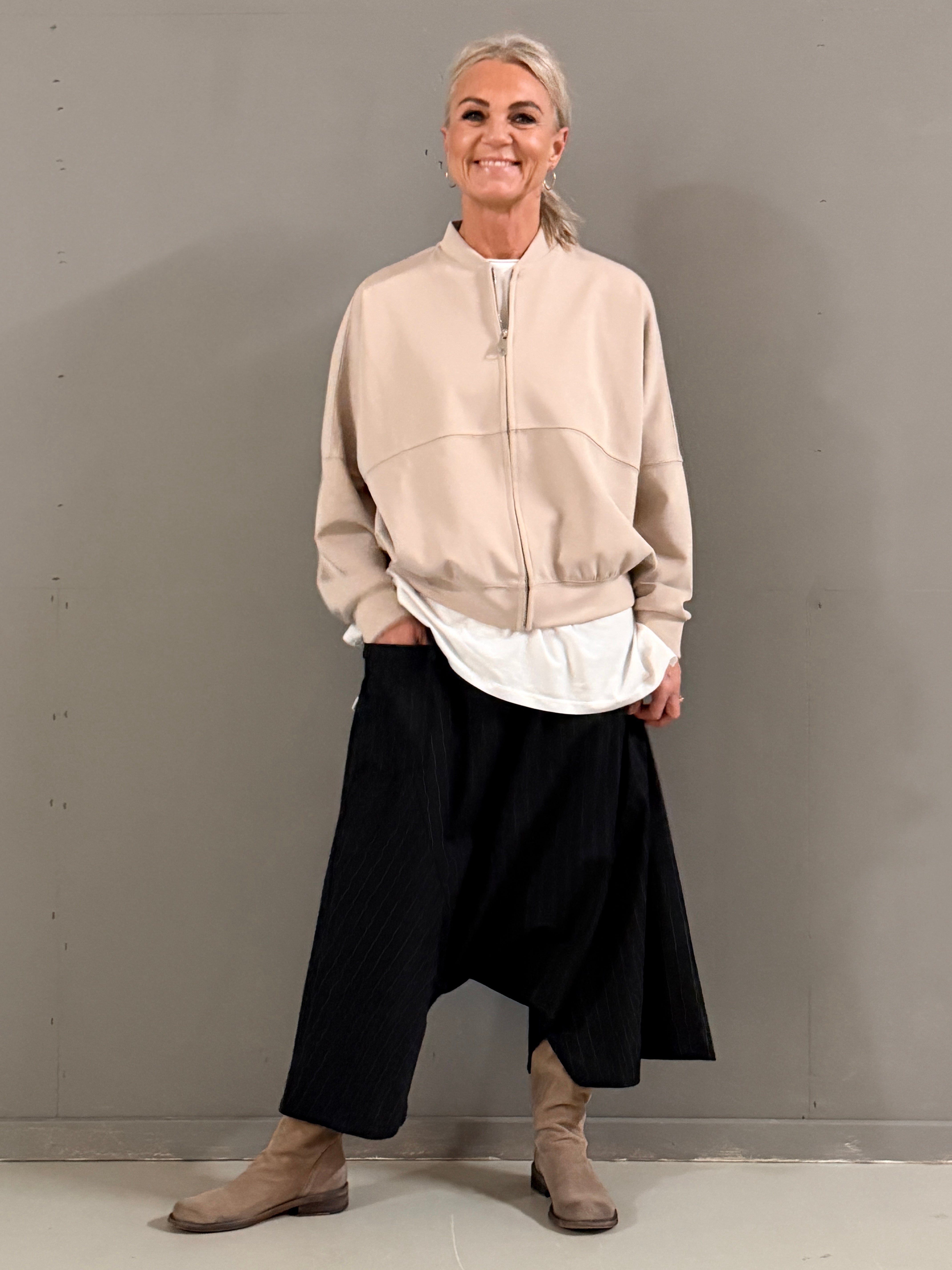 Helle er 168 cm høj og bruger størrelse S/M