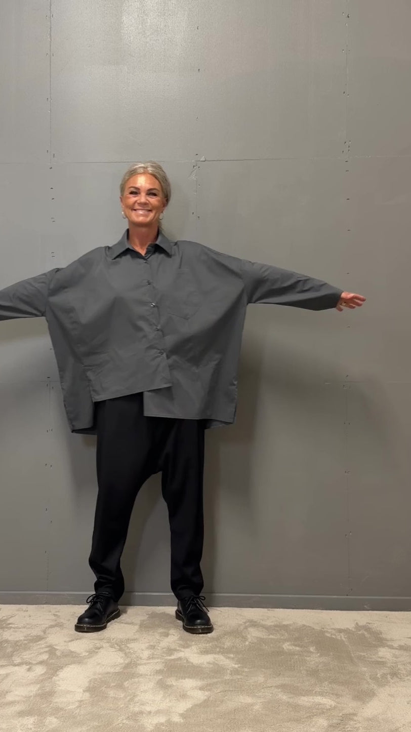 Helle er 168 cm høj og bruger størrelse S/M