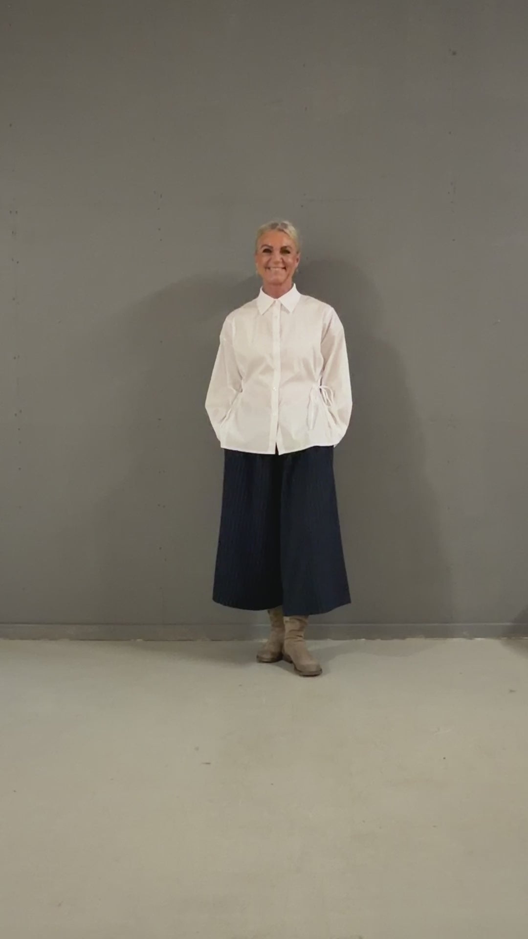 Helle er 168 cm høj og bruger størrelse S/M