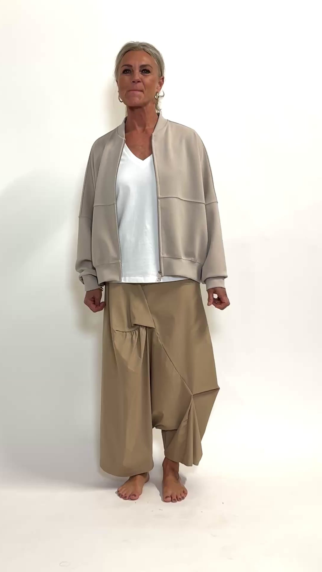 Helle er 168 cm høj og bruger størrelse S/M