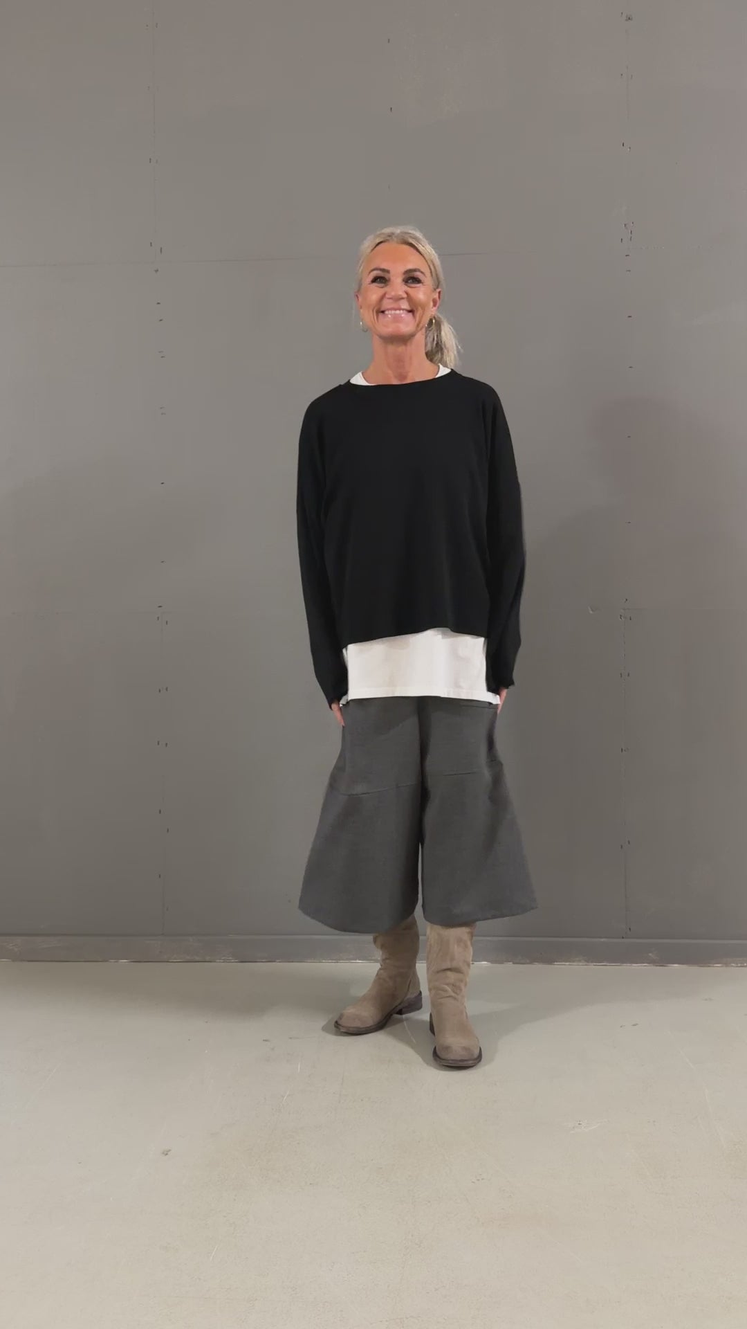 Helle er 168 cm høj og bruger størrelse S/M