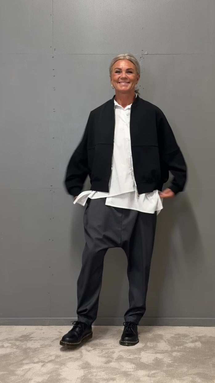 Helle er 168 cm høj og bruger størrelse S/M