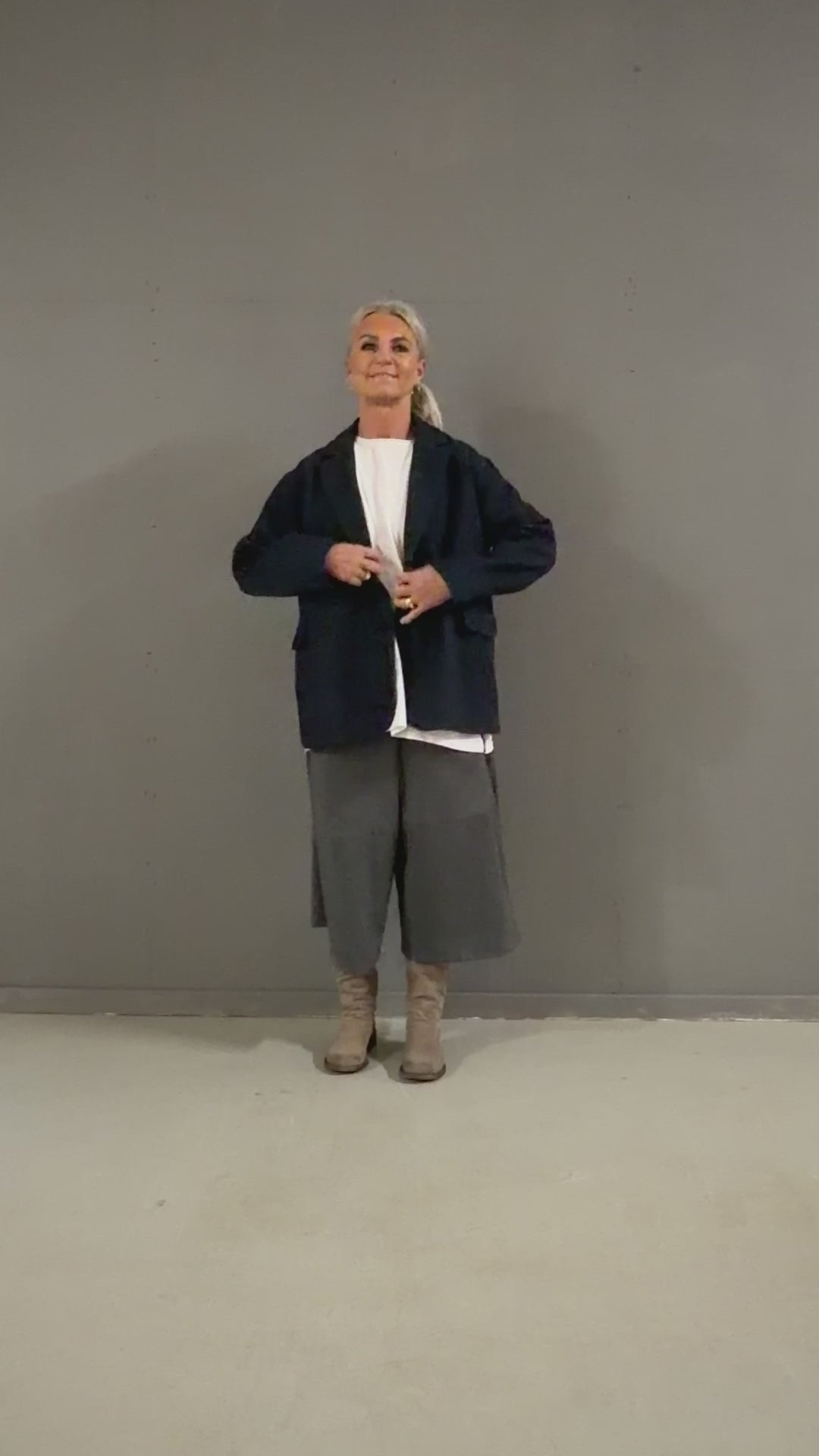Helle er 168 cm høj og bruger størrelse S/M