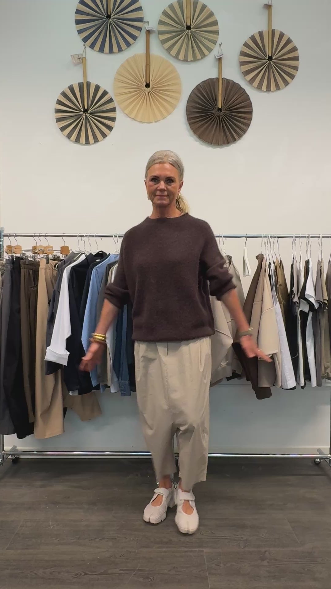 Helle er 168 cm høj og bruger størrelse S/M