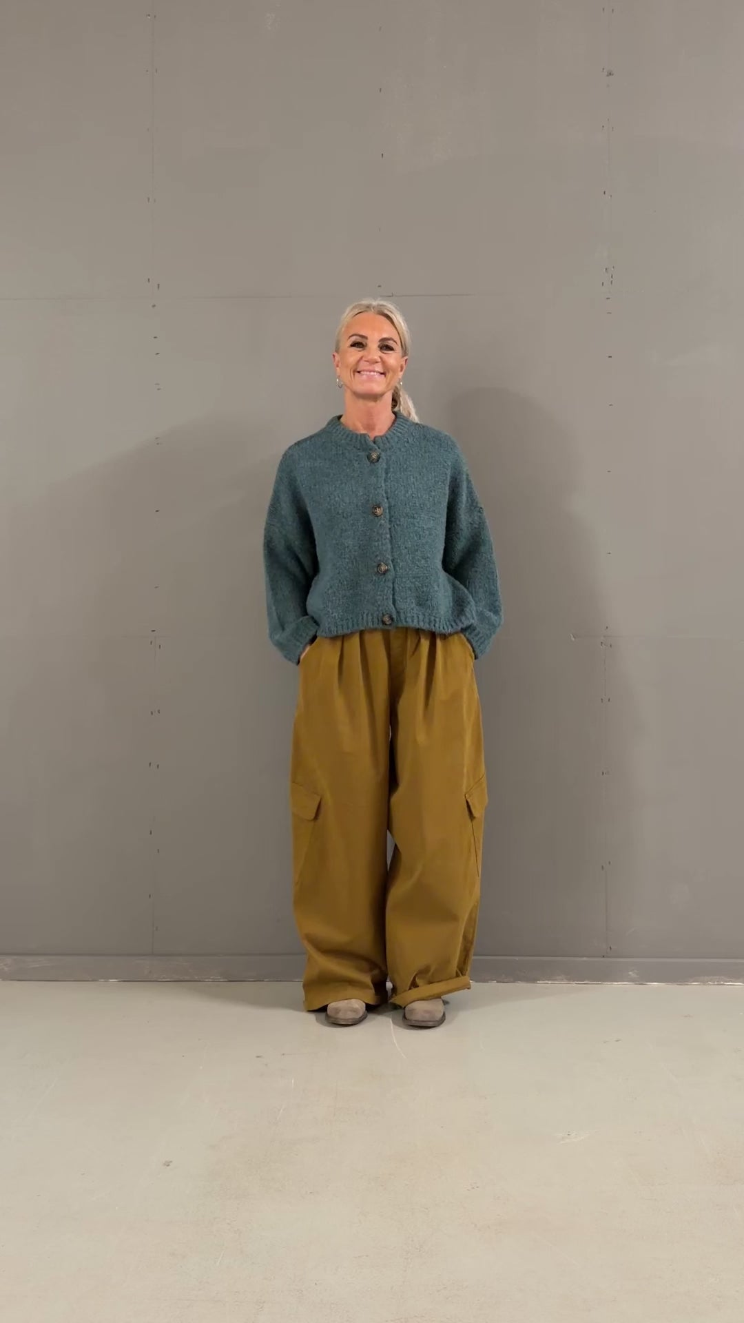 Helle er 168 cm høj og bruger størrelse S/M