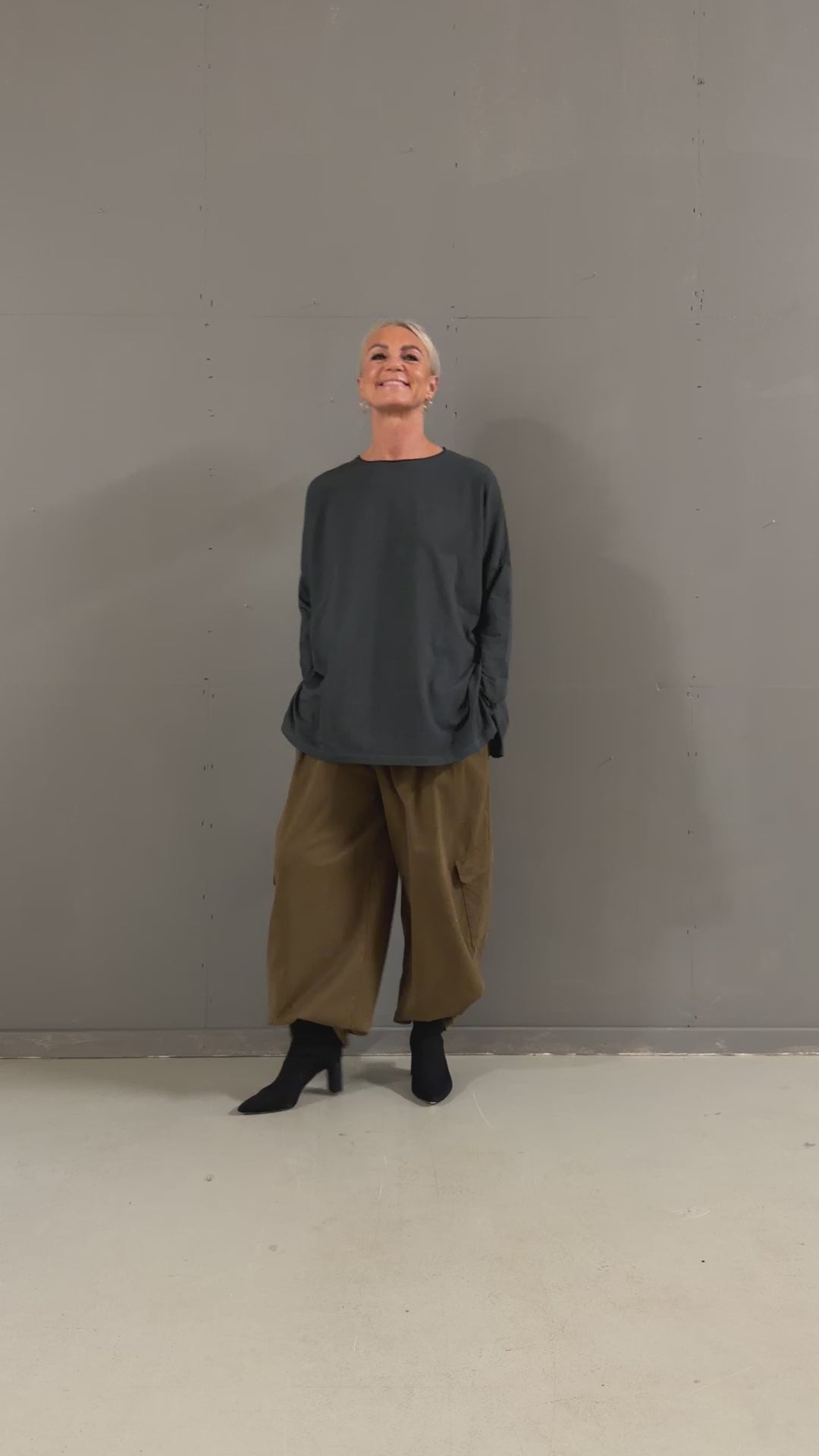 Helle er 168 cm høj og bruger størrelse S/M