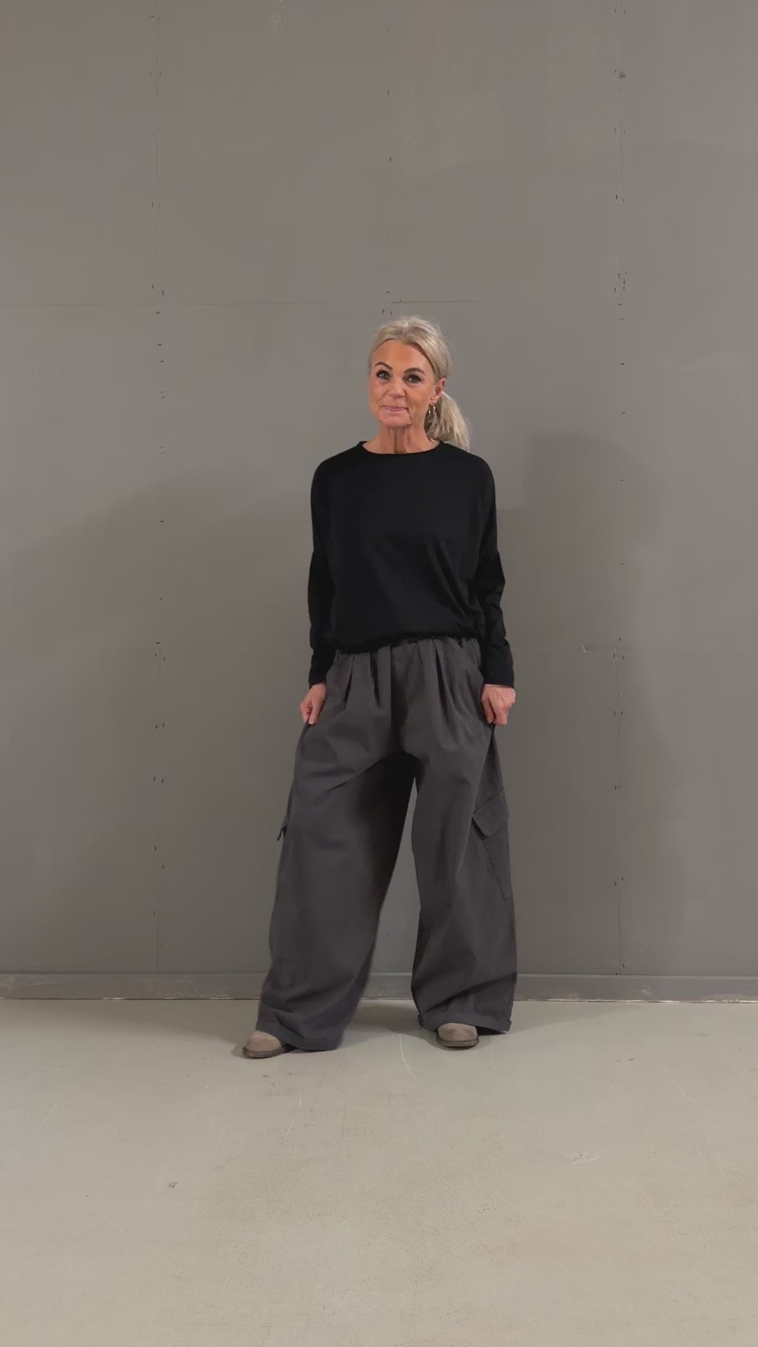 Helle er 168 cm høj og bruger størrelse S/M