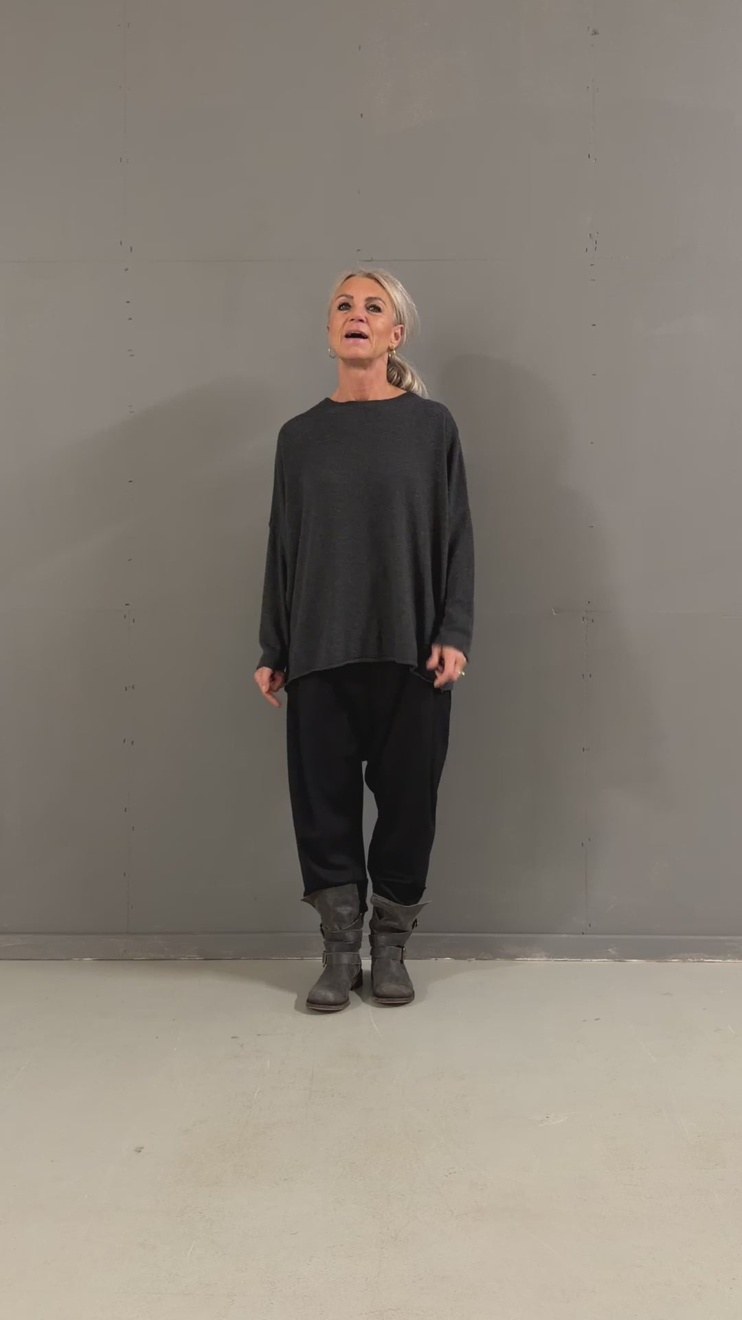 Helle er 168 cm høj og bruger størrelse S/M
