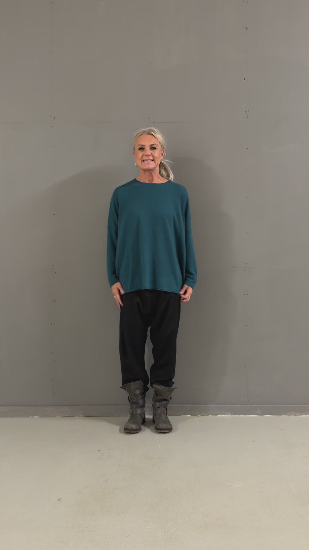 Helle er 168 cm høj og bruger størrelse S/M