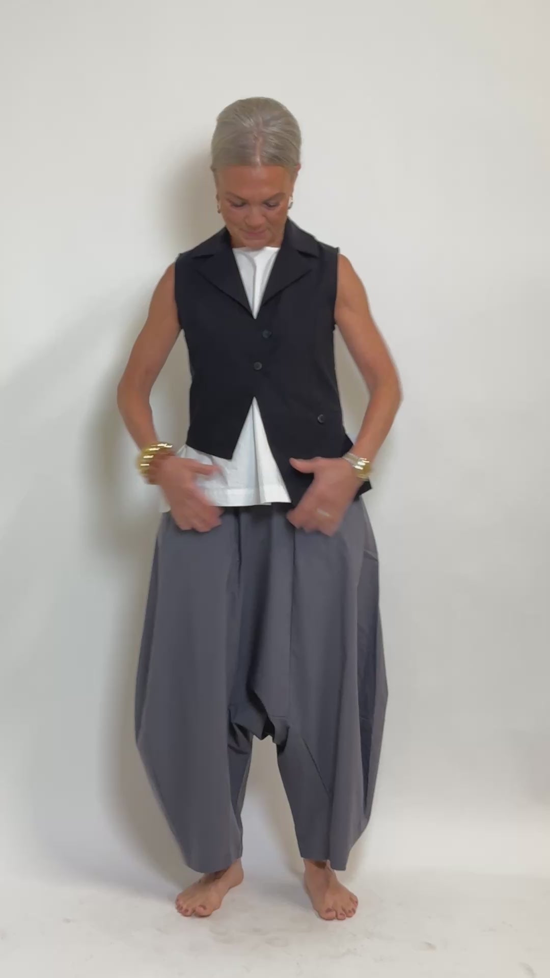 Helle er 168 cm høj og bruger størrelse S/M
