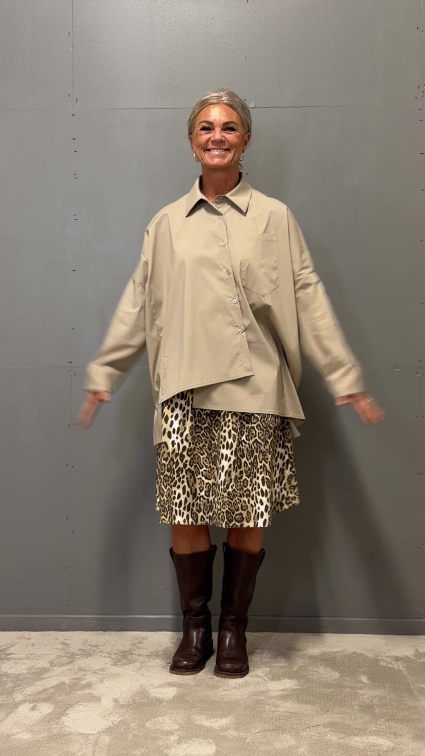 Helle er 168 cm høj og bruger størrelse S/M
