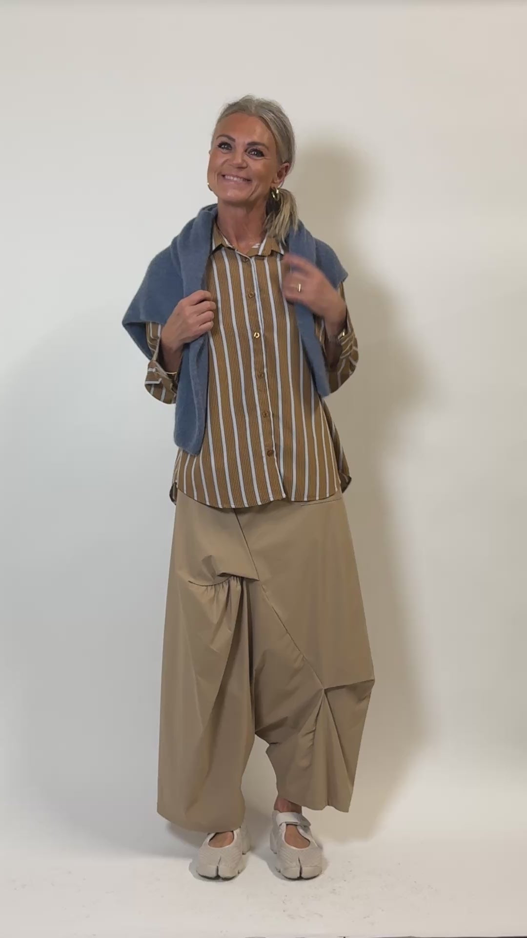 Helle er 168 cm høj og bruger størrelse S/M