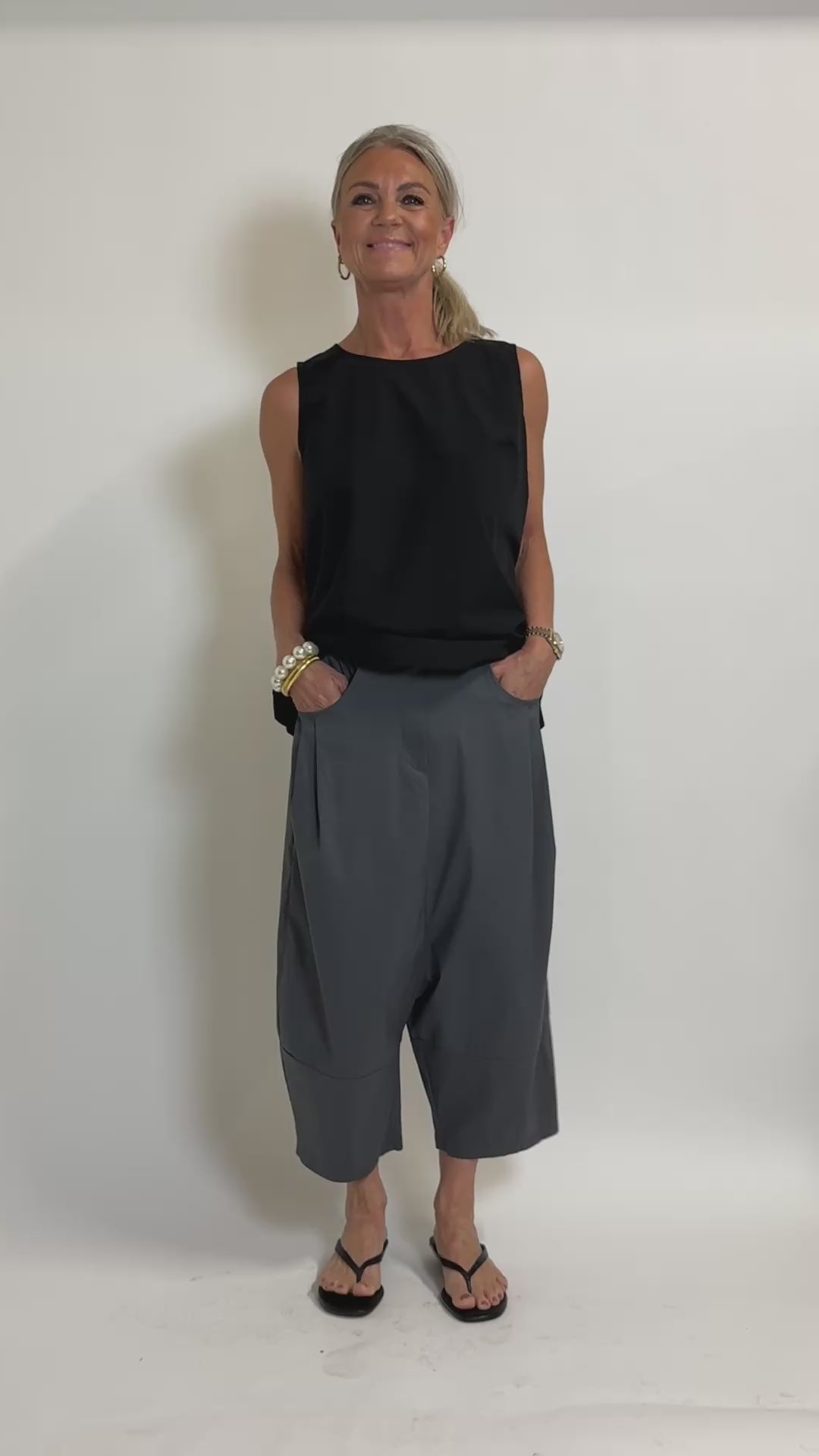 Helle er 168 cm høj og bruger størrelse S/M