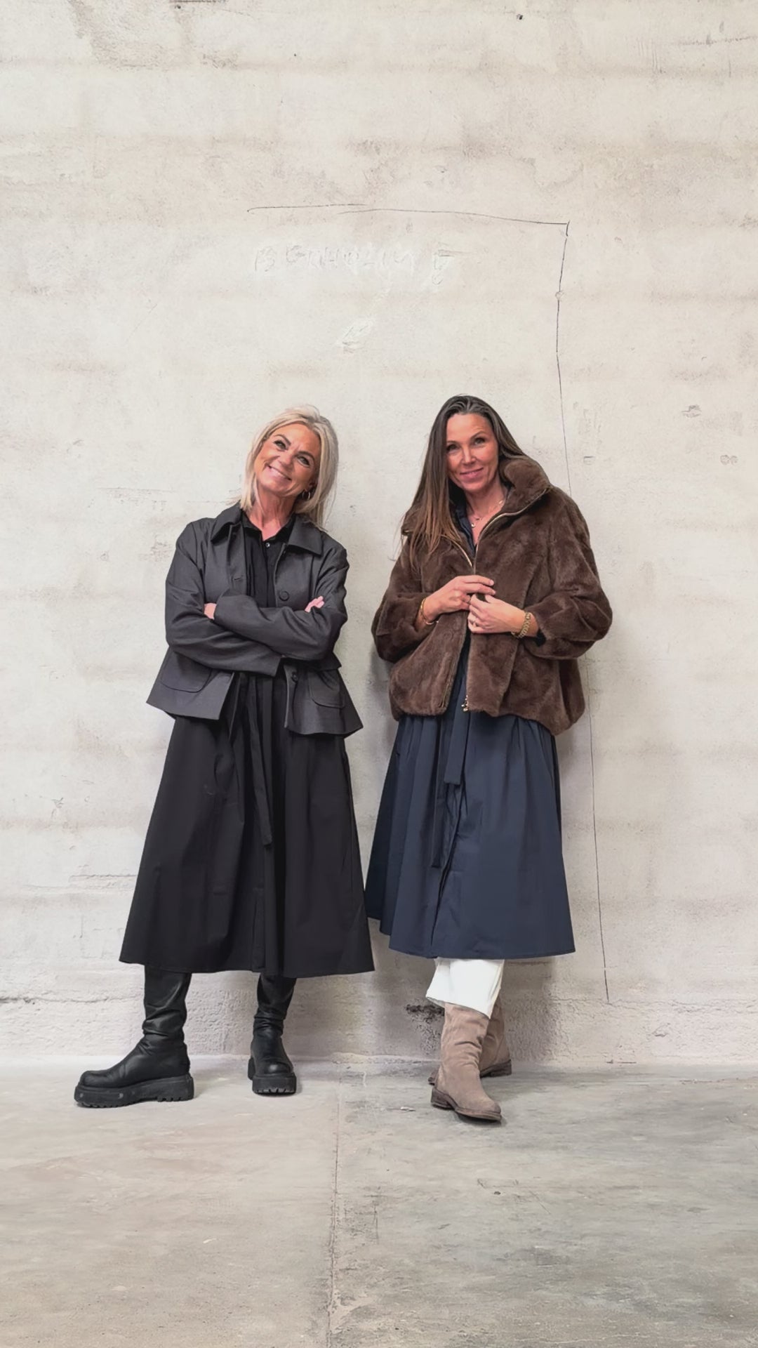 Helle er 168 cm høj og bruger størrelse S/M & Kamilla er 174 cm høj og bruger størrelse M/L