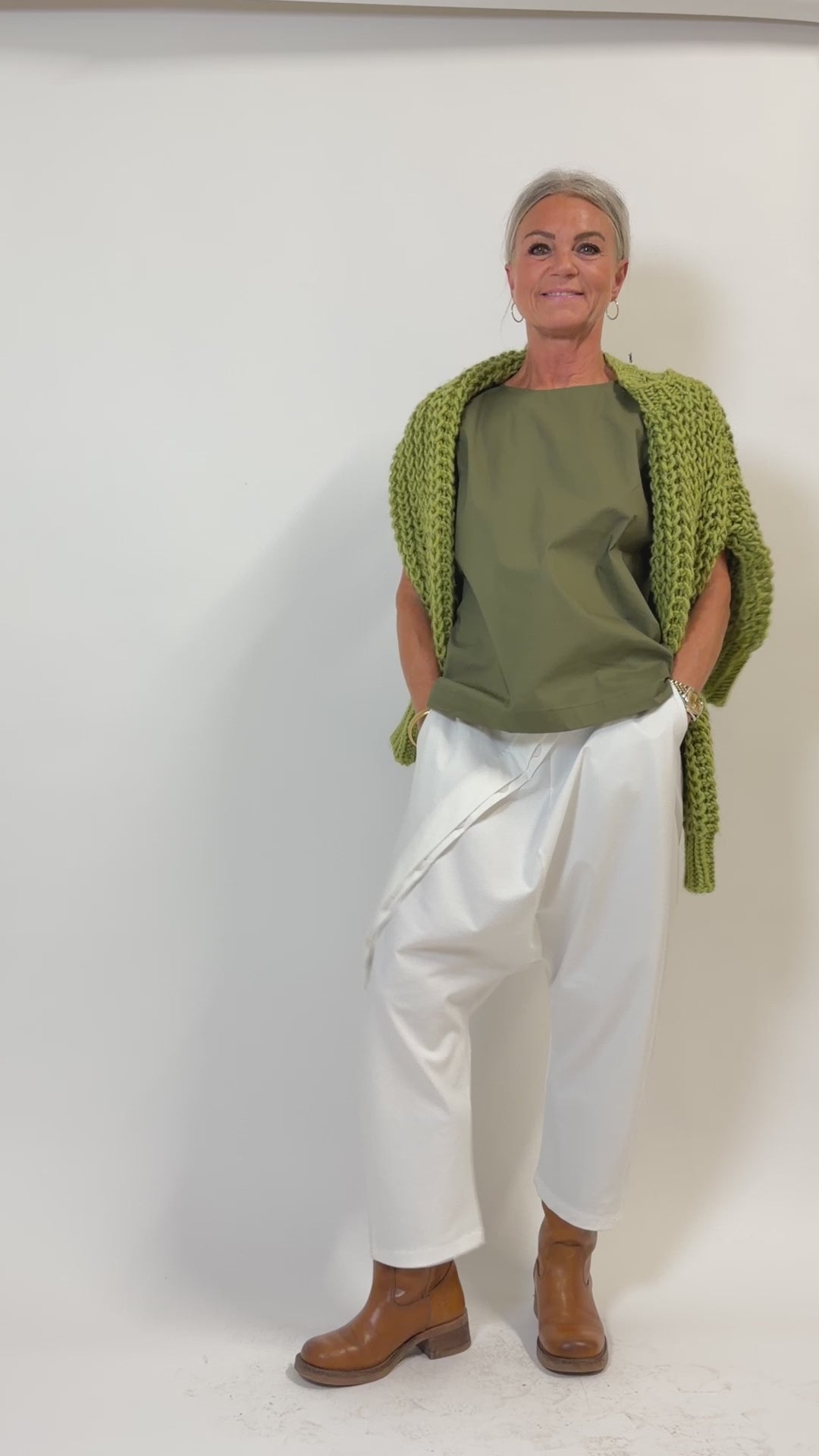 Helle er 168 cm høj og bruger størrelse S/M