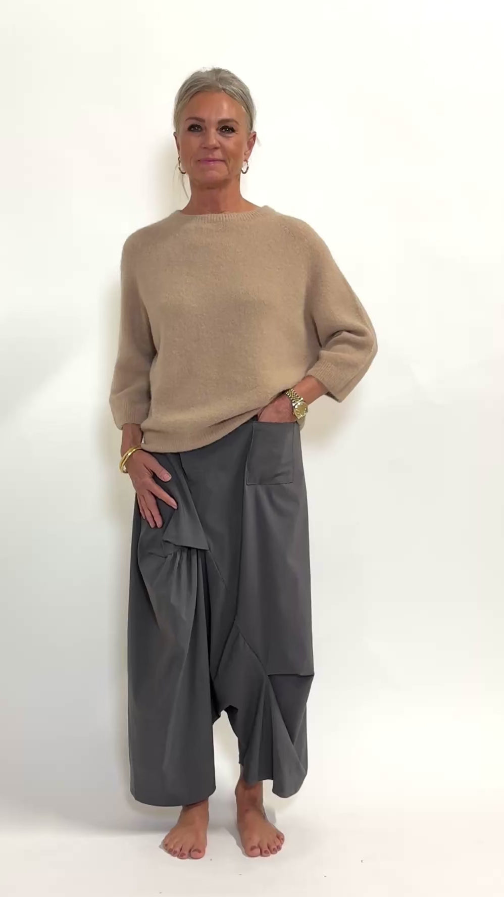 Helle er 168 cm høj og bruger størrelse S/M