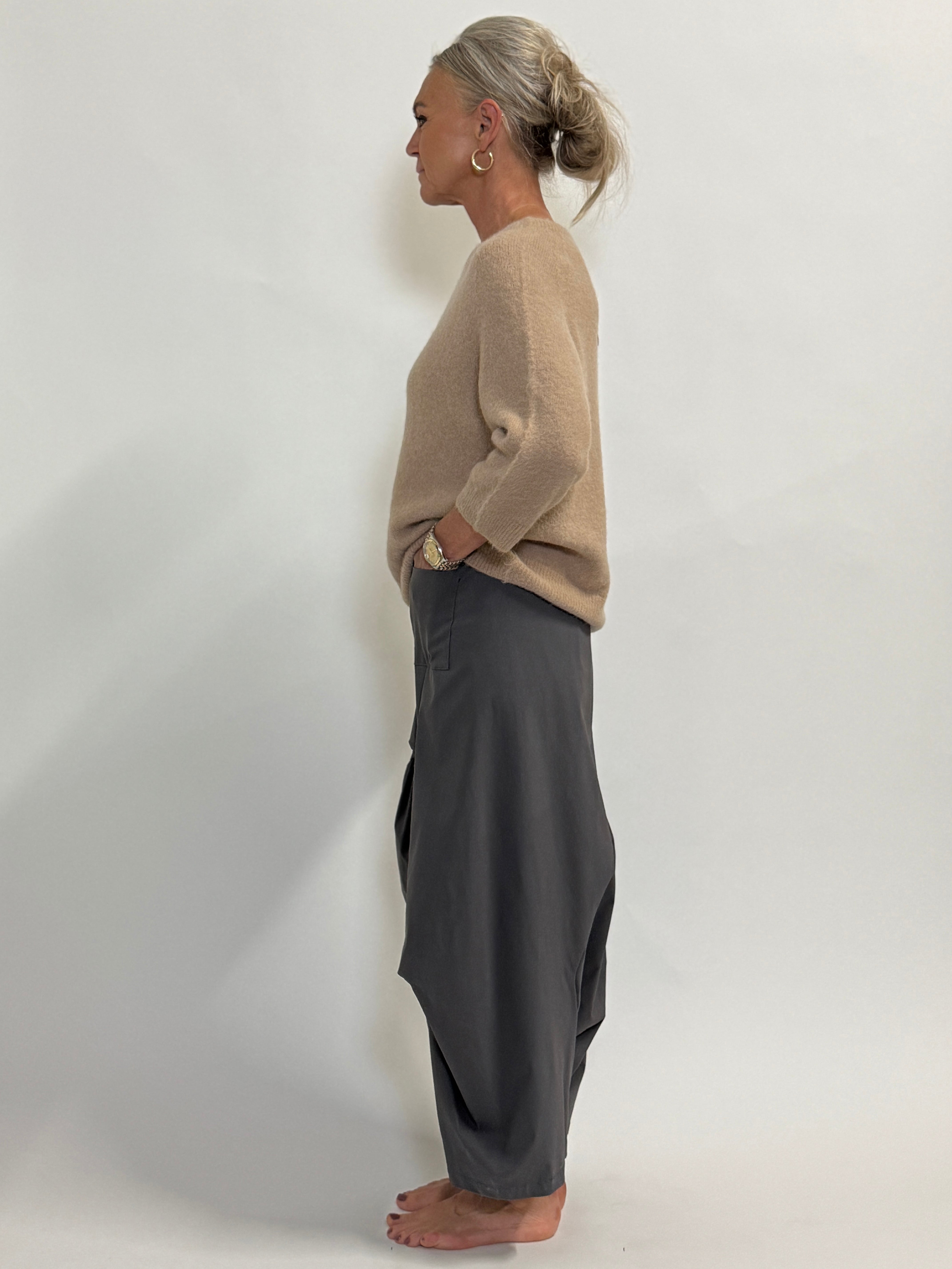 Helle er 168 cm høj og bruger størrelse S/M