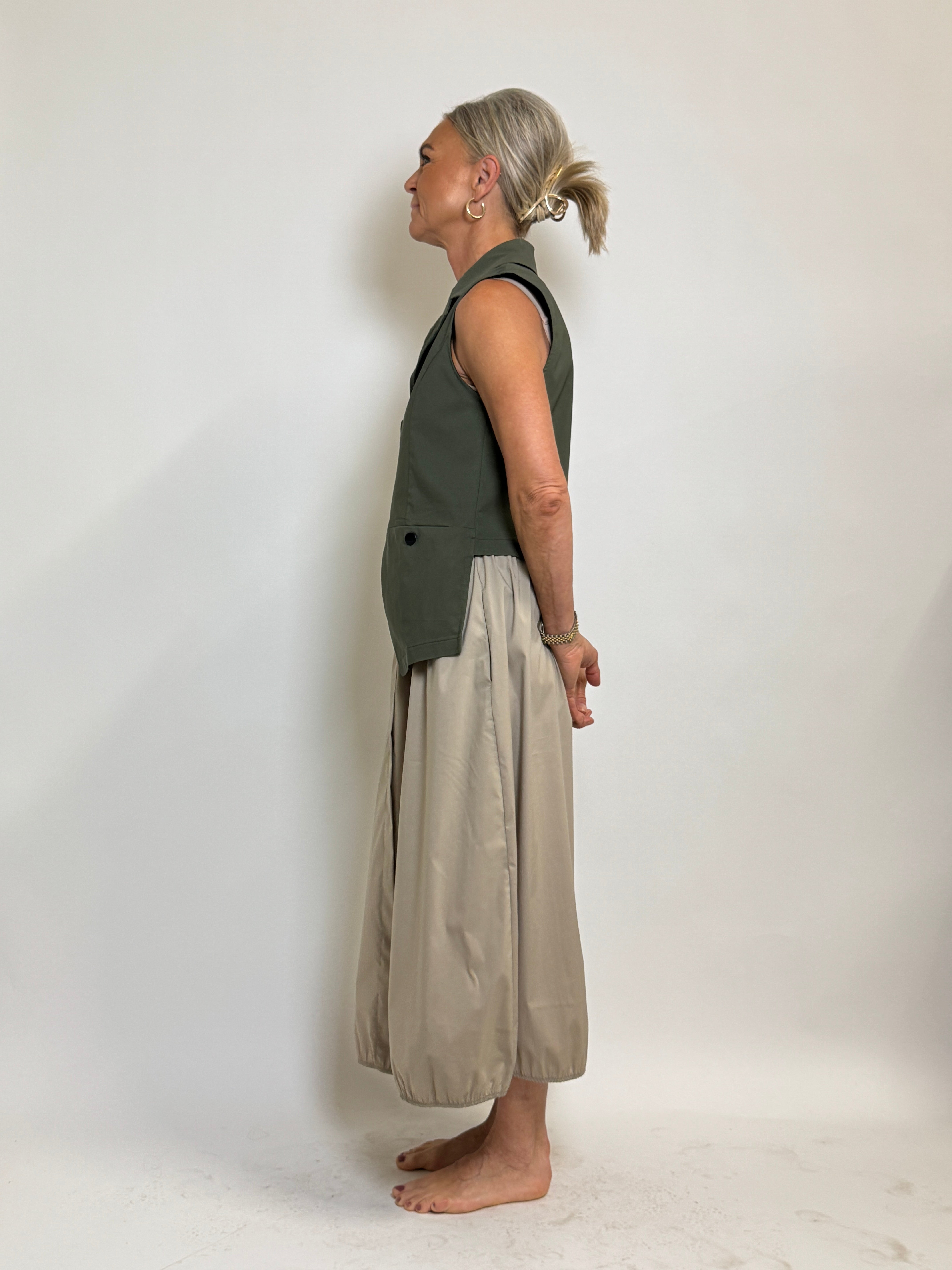 Helle er 168 cm høj og bruger størrelse S/M
