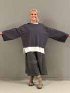 Helle er 168 cm høj og bruger størrelse S/M