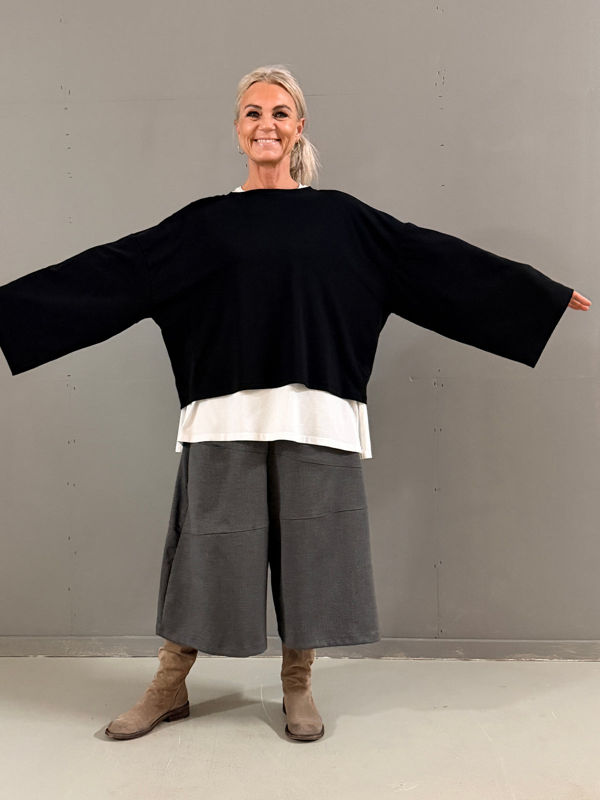 Helle er 168 cm høj og bruger størrelse S/M